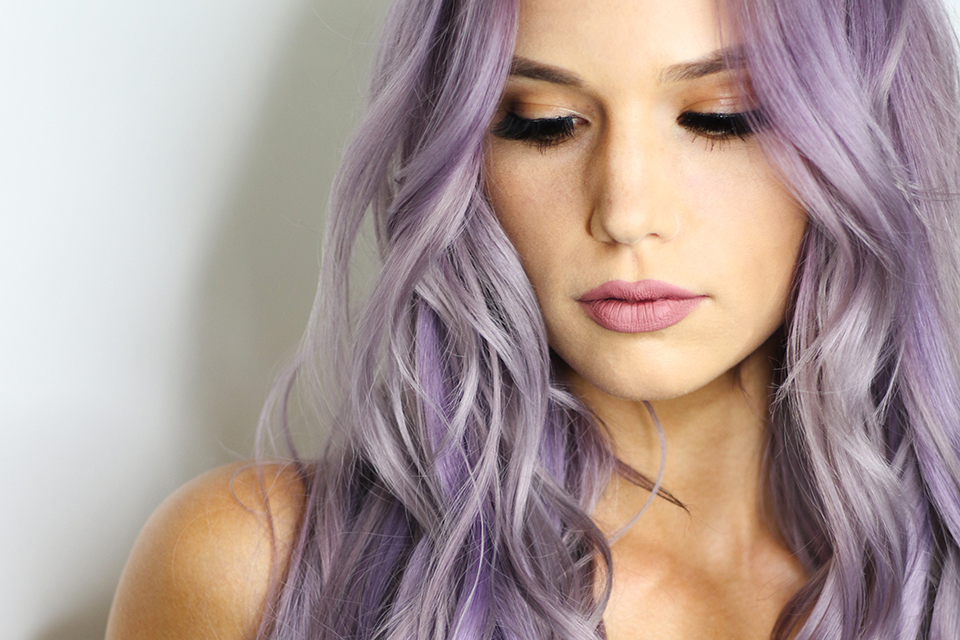 薄い紫色の髪の毛の女性