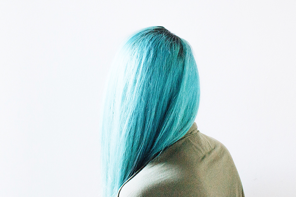 青色の髪の色の女性